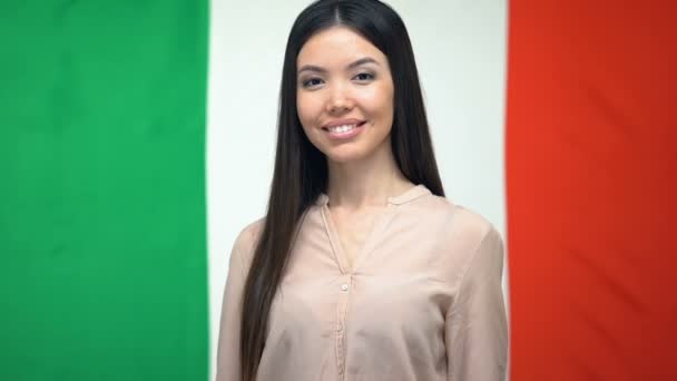 Selbstbewusste Frau blickt vor italienischem Flaggenhintergrund in die Kamera, Staatsbürgerschaft — Stockvideo