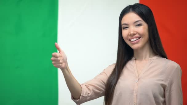 イタリアの旗の背景、移行に対して親指を示す幸せな女性 — ストック動画