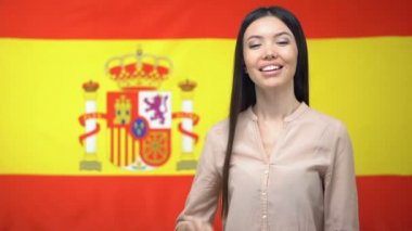İspanyol bayrağı arka plan, turizm karşı kamera bakıyor güzel kadın