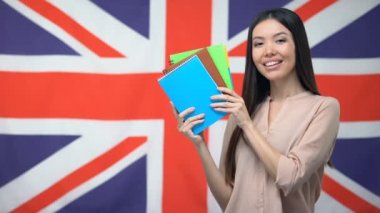 İngiliz bayrağına karşı kopya kitap gösteren pretty kız öğrenci, dil öğrenme