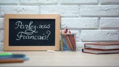 Gemide yazılı Fransızca biliyor musun, el kutusuna Fransa bayrağı koyarak, dil