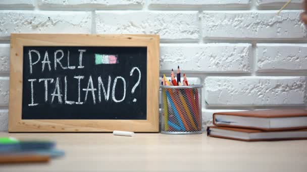 Parla italiano scritto a bordo, mettendo a mano la bandiera italiana in scatola, lingua — Video Stock