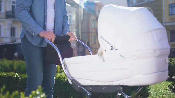 Pappa utfodring baby i vagnen med mjölk flaska, Kid balanserad näring, föräldraskap — Stockvideo