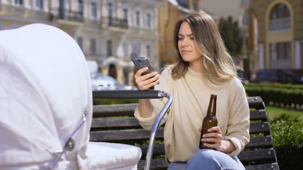 Mãe indiferente conversando smartphone beber cerveja em vez de cuidar do bebê — Vídeo de Stock