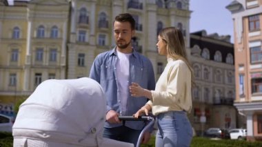 Sevgi dolu eş bebek arabası ile kocası bırakarak, aile işbirliği anlayışı