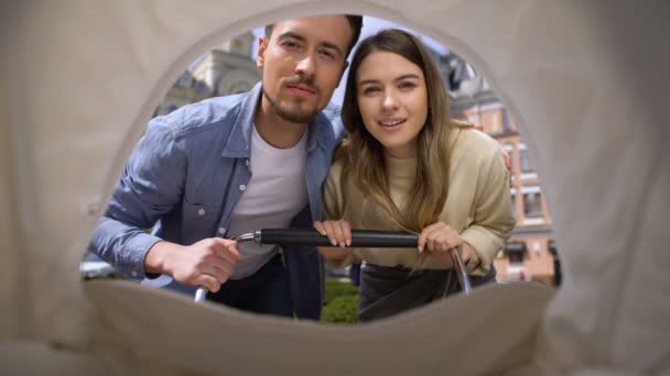 Pais felizes olhando para o bebê em carruagem, felicidade da família jovem, conexão — Vídeo de Stock