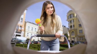 Çıngırak oyuncak sallanan arabası ile sinirli anne, bebek sakinleştirmeye çalışıyor