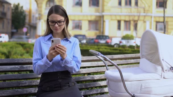 Umtriebige berufstätige Mutter mit Smartphone im Kinderwagen, moderner Lebensstil — Stockvideo