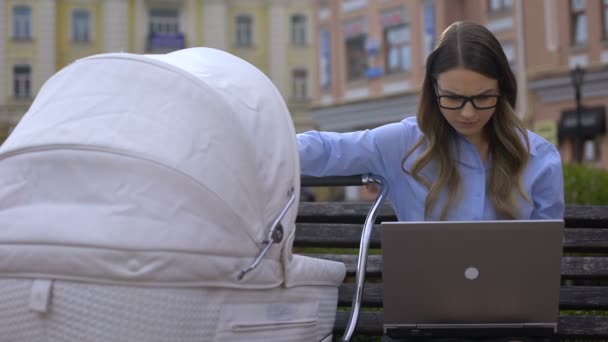 Nervös arbetande mamma försöker avsluta projektet på laptop och foder baby med mjölk — Stockvideo