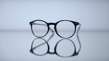 Kadın elleri optometrist tarafından reçete düzeltici gözlük alarak, optik