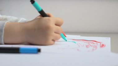 Kalemlerle çocuk çizimi, gözlük çıkarma, renk körlüğü tedavisi