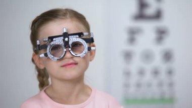 Çocuk görme tanısı için göz test gözlüklens değişen oftalmolog