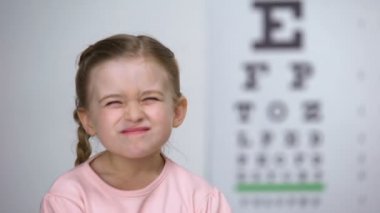 Görme engelli kadın çocuk rahat gözlük takmak için mutlu, gülümseme