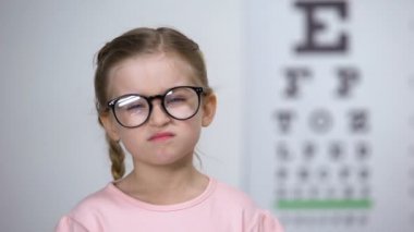 Hoşnutsuz kız gözlük, rahatsız gözlük çerçeveleri, kötü lens çıkarmadan