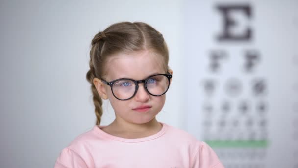Κλάμα κορίτσι που παίρνει τα γυαλιά, ανησυχούν για τον εκφοβισμό από τους ομότιμους, ανασφάλειες — Αρχείο Βίντεο