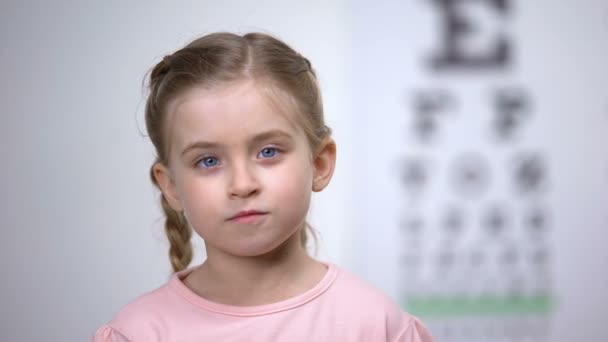 Child testing vision with magnifier, diagnosis of cornea, eyesight illness — Stock Video