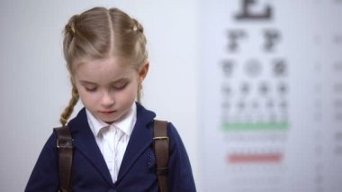 Schoolgirl tam görme sınavı için bir göz kapanış, görme tanısı