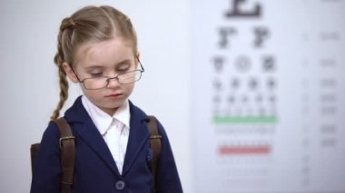 Kırık gözlük üzgün kız öğrenci güvensiz hissediyor, gözlük için akranları tarafından zorbalık
