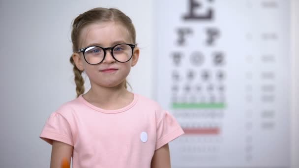 Schattig kind in glazen tonen duimen tot wortel, beta-caroteen voor de ogen — Stockvideo