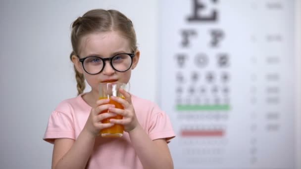 Pozitivní holčička pije mrkev hladovou, zdravou výživou, oční vitamíny — Stock video