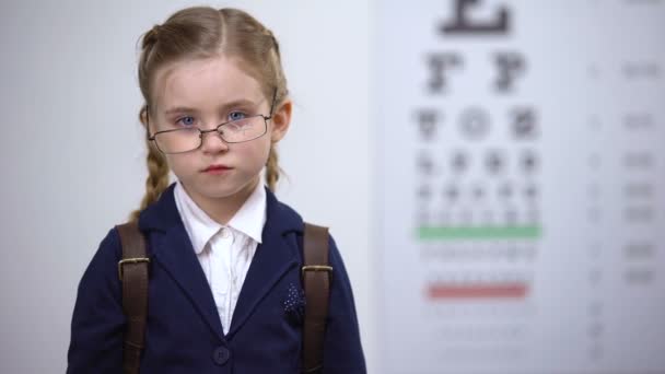 Schoolgirl crying wearing broken glasses, got bullied by peers for spectacles — Stock Video