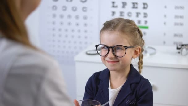 Studentessa felice mangiare mirtilli su raccomandazione di ottico, vitamine degli occhi — Video Stock