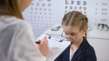 Kırık gözlüklü kız öğrenciyi destekleyen tür gözlükçü, zorbalık kurbanı