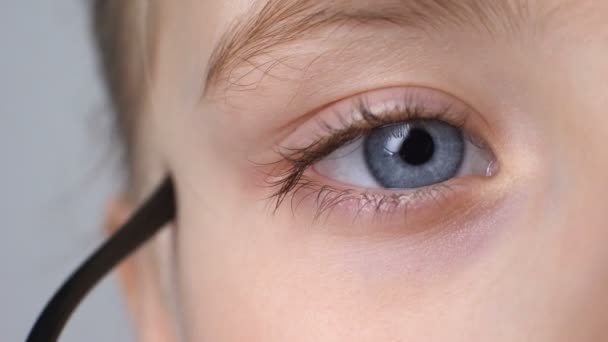 Ребенок в очках крупным планом, детские глазные болезни, концепция офтальмологии — стоковое видео