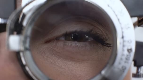 Occhio di donna con cornice di prova ottica primo piano, esame dell'acuità visiva, ottica — Video Stock