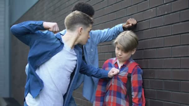 Agresivní studenti šikanující Juniora, vysmící se slabému nerv, zastrašování — Stock video
