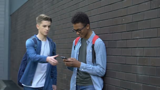 Bully student ta bort telefon från African American boy, inkräktar på Privacy — Stockvideo