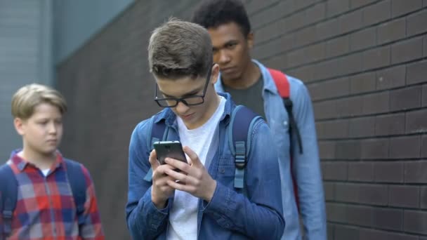 Bully adolescentes empujando friki en gafas, crueldad entre la juventud, intimidación — Vídeos de Stock