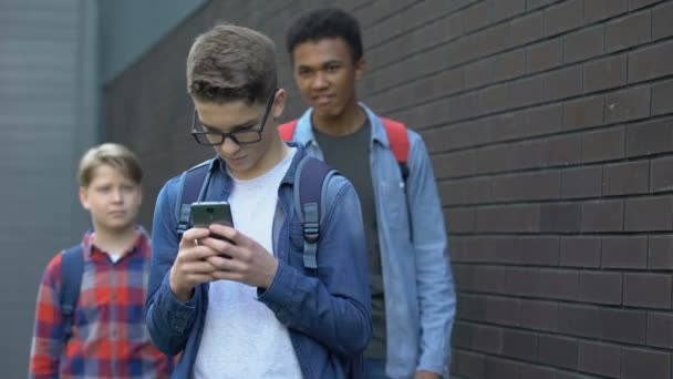 Aggressiva gymnasieelever driver pojke, ta bort mobiltelefon, mobbning — Stockvideo