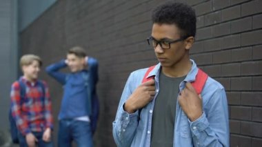 Afro-Amerikan çocuk alay Zalim gençler, ırkçılık karşı karşıya göçmen yeni gelen
