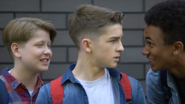 Depressieve jongen die oren van bespotting en beledigingen van school genoten, pesten — Stockvideo