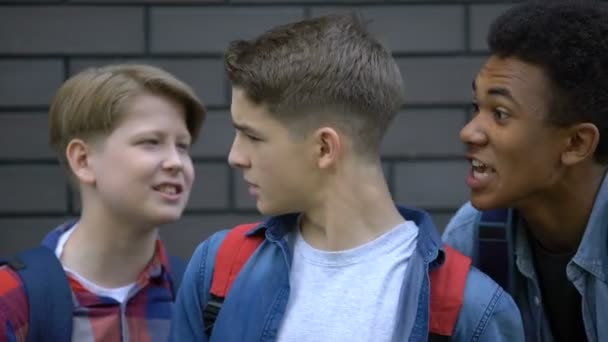 Studentin blickt beherzt in Kamera und wehrt sich gegen verbales Mobbing von Mitschülern — Stockvideo