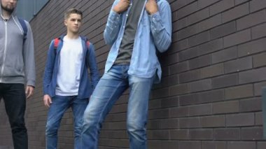 Son sınıf öğrencileri açık havada afro-amerikan çocuk zorbalık, gençlik arasında zulüm