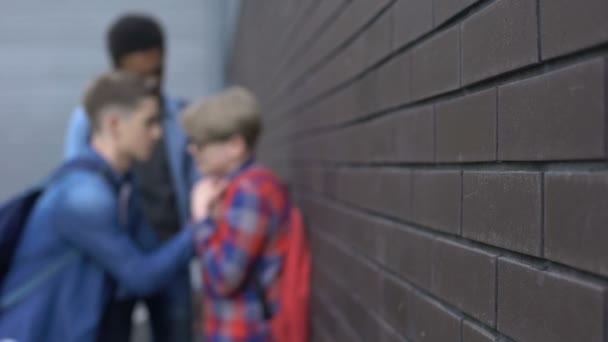 Студенты издеваются над одноклассниками на школьном заднем дворе, права детей размыты шаблон — стоковое видео