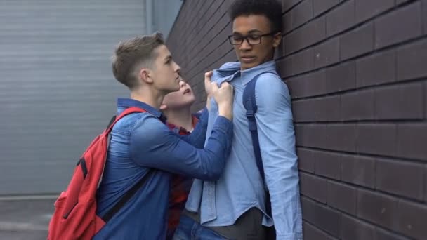 屋外でアフロアメリカンの少年をいじめる学生,学校での人種差別,十代の残虐行為 — ストック動画