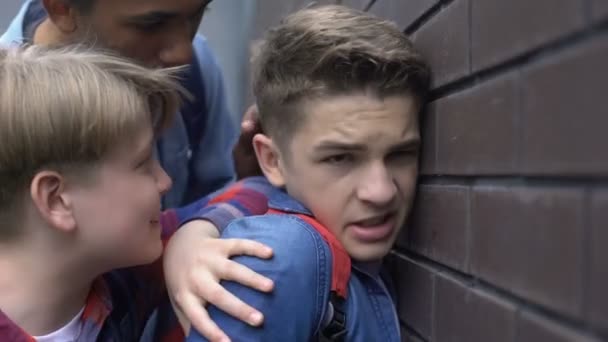Adolescentes promedio intimidación, empujando compañero de clase a la pared, amenazando con daño físico — Vídeos de Stock