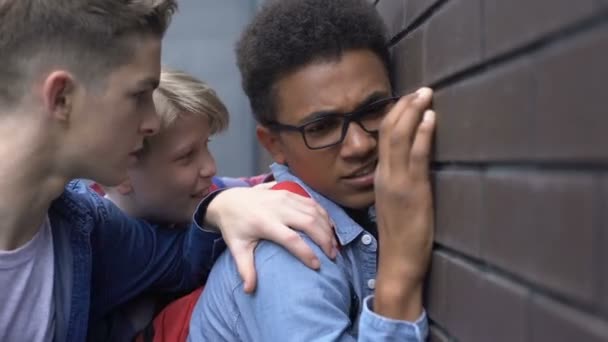 Des adolescents cruels poussent le garçon noir au mur, à la haine raciale et à l'intimidation dans les écoles — Video