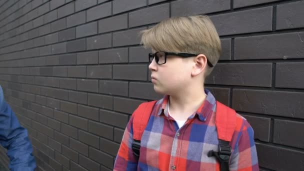 Hooligan de l'école enlever des lunettes de l'élève incertain, raillerie nerd, gros plan — Video