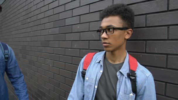 Зарозумілий хлопчик вимагаючи готівку від афроамериканців хлопчика, жертва гроші знущання — стокове відео