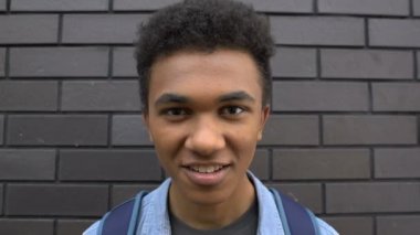 afro-amerikan çocuk alay, kameraya gülüyor, Pov zorbalık kurbanı