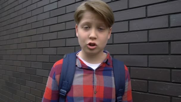 Dospívající kluk, šikanující do kamery, provokace k boji, oběť POV — Stock video