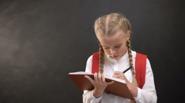 Sırt çantası ile düşünceli kadın çocuk ev ödevi yapıyor, bir fikir sahibi, eğitim