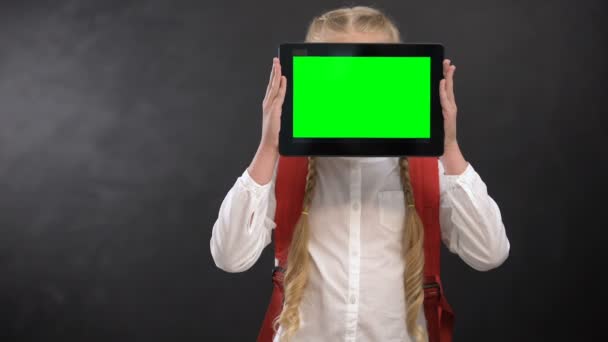 Cara de cierre de pupila femenina con tableta de pantalla verde, sistema educativo moderno — Vídeo de stock