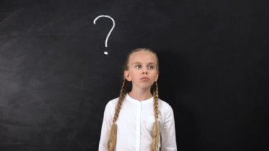 Ev görevi çözüm, tahta arka plan üzerinde soru işareti düşünme Çocuk
