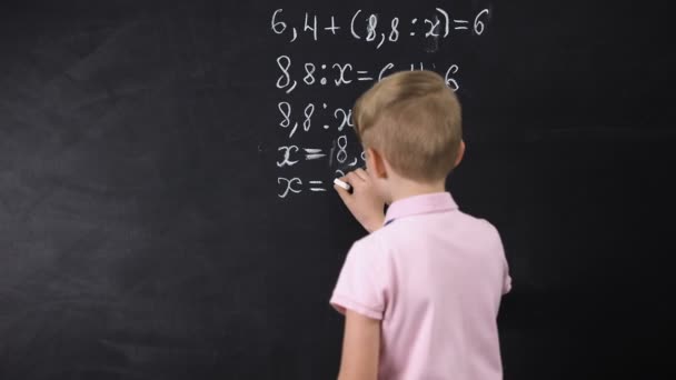Chico escribiendo en la ecuación de matemáticas pizarra, resolver el ejercicio, reforma educativa — Vídeos de Stock