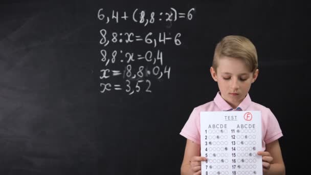 Écolier malheureux tenant un test infructueux, mauvaise connaissance, mauvaise éducation — Video